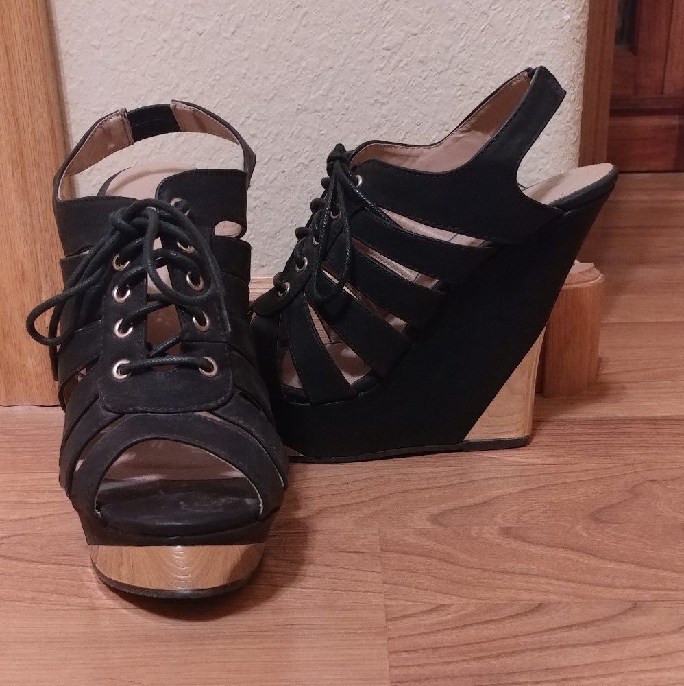 Black wedges
